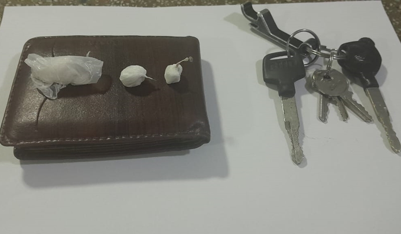 Em fuga pelo cafezal: Suspeitos abandonam moto e entorpecentes ao escaparem da polícia em Teixeira