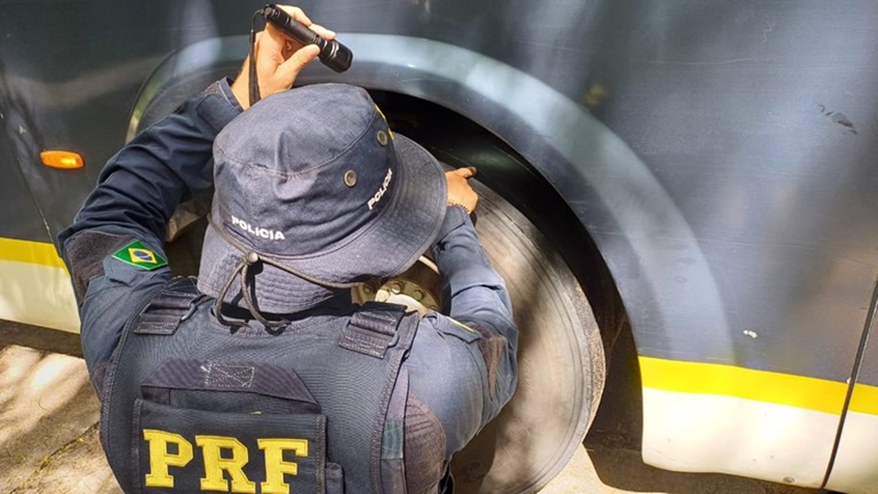 PRF surpreende ônibus de turismo com problemas na BR 101 em Teixeira